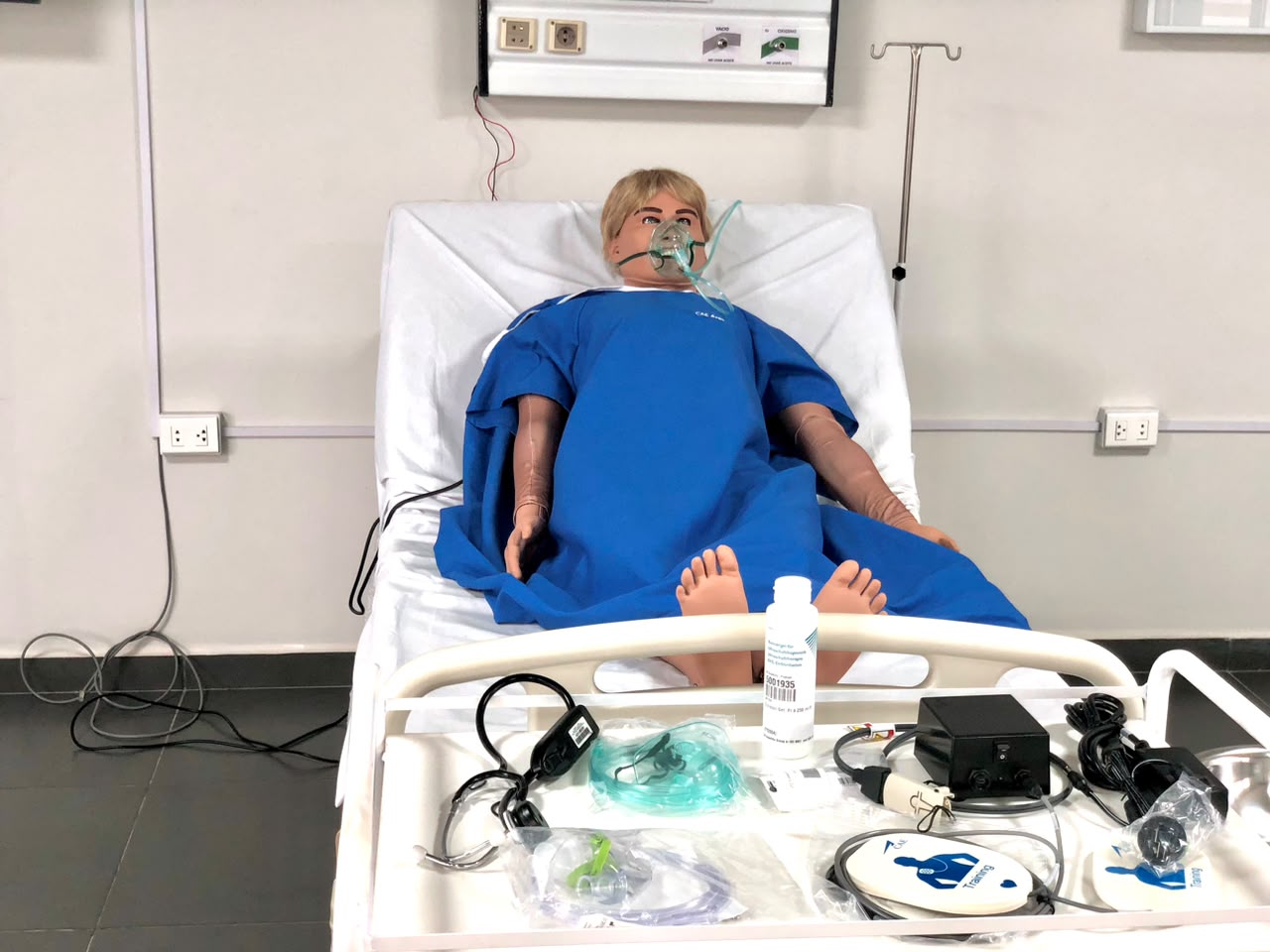 Quirófano de simulación con paciente y equipamiento