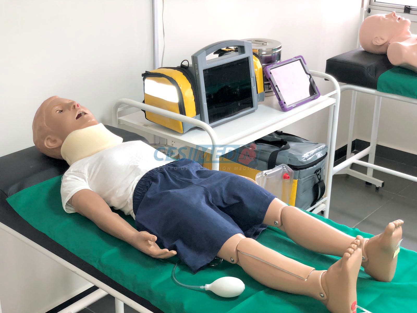 Área de urgencias con simulador y equipos de monitorización