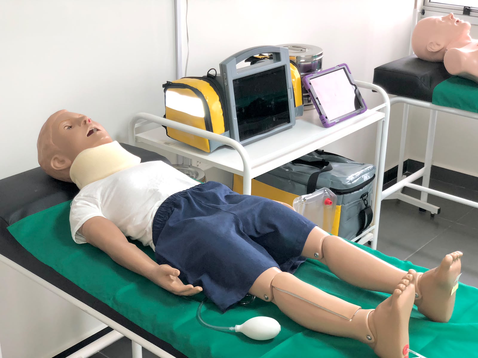 Área de urgencias con simulador y equipos de monitorización
